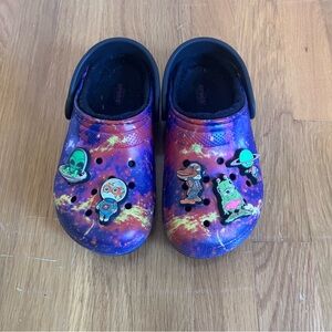 Boys Crocs x Ron English WHIN Lined Clogs w/ Jibbitz | Size 1 | Cosmic Print